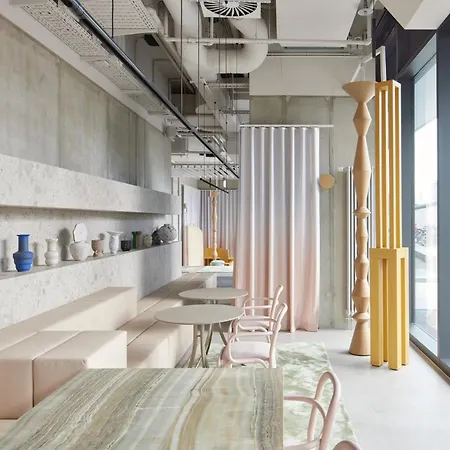 Locke At East Side Gallery 4* Berlín