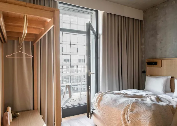 Locke At East Side Gallery 4*