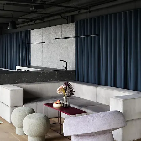 Locke At East Side Gallery 4* Berlín