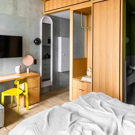 Locke At East Side Gallery 4*