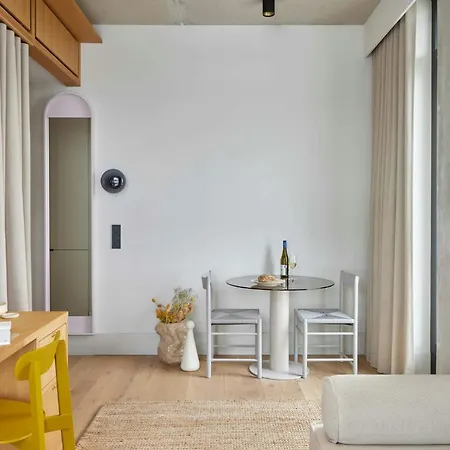 Hotel Locke At East Side Gallery 4*