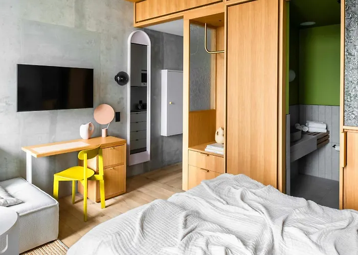 Locke At East Side Gallery 4*