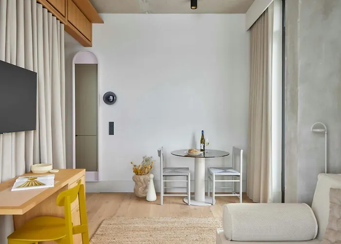 Hotel Locke At East Side Gallery 4*