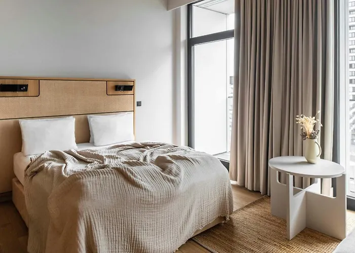 Locke At East Side Gallery 4* Berlín