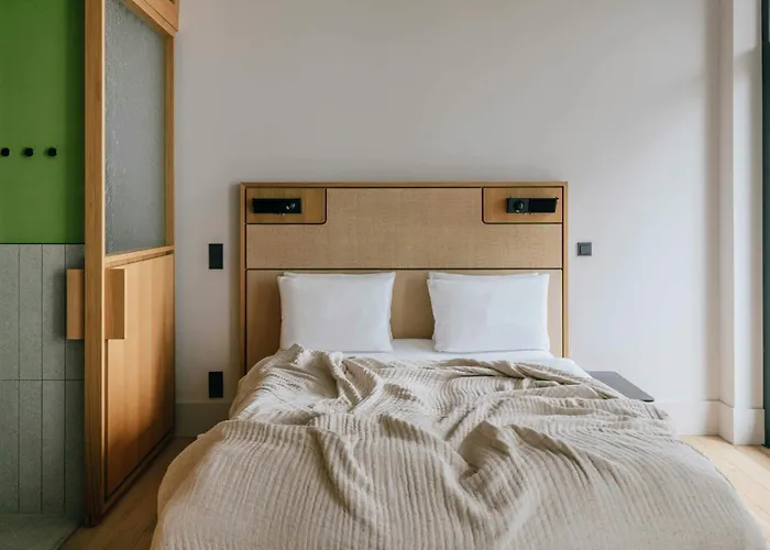 Locke At East Side Gallery ברלין