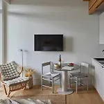 Otel Locke At East Side Gallery