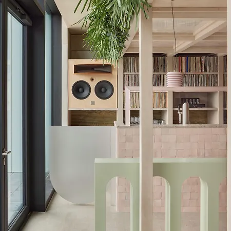 Locke At East Side Gallery ברלין