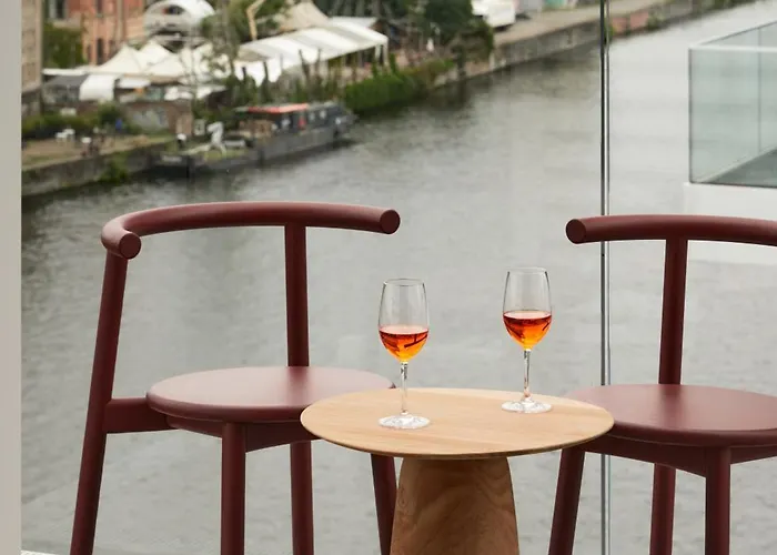 Otel Locke At East Side Gallery